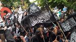 Aksi Ribuan Warga Garut Kibarkan Bendera Tauhid