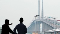 Jembatan laut itu dibangun sepanjang 55 kilometer dan menelan dana hingga US$ 20 miliar atau sekitar Rp 303 triliun. Aly Song/Reuters.