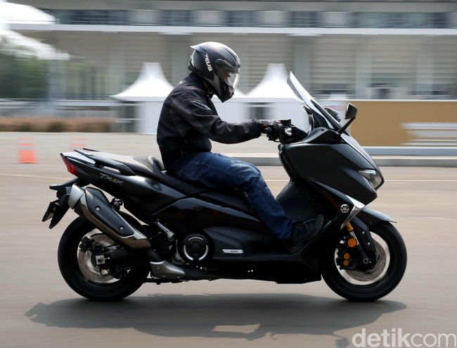 Sensasi Mengendarai Skutik Rp 300 Juta