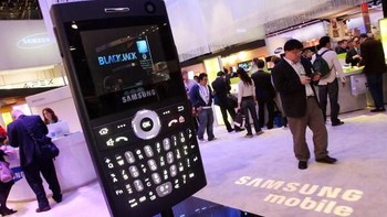 Tak jarang Samsung juga mengeluarkan smartphone dengan keyboard fisik semacam ini. Foto: Getty Images