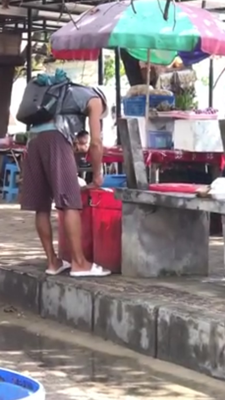 Viral Bule Mengais dan Makan dari Tong Sampah di Pantai Sanur Bali Viral Bule Mengais dan Makan dari Tong Sampah di Pantai Sanur Bali