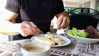  Meski begitu, menu sarapannya ternyata tak berbeda jauh dengan orang kebanyakan. Dua porsi omelet, sepiring sayuran, dan secangkir kopi jadi pilihannya. Foto: Facebook Jordan Yeoh
