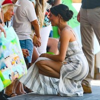 Bergaya santai dengan summer dress nan modis, gaya Meghan Markle ini menuai hujatan di media sosial. Netizen menilai Meghan Markle telah mengabaikan aturan berpakaian keluarga kerajaan lantaran busananya terlalu terbuka. Did someone forget to tell Meghan the royal dress code? komentar netizen di Twitter. Ada pula pengguna Twitter yang menyebut Meghan Markle berbahaya untuk Kerajaan Inggris karena pilihan busananya.She is danger for Royal Family: broke rules protocols, tulis netizen. (Foto: Getty Images)