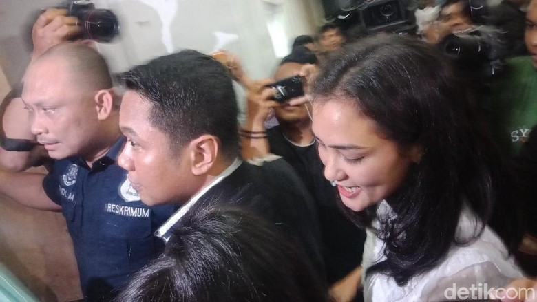 Periksa Atiqah Hasiholan, Polisi Tanya soal Foto Ratna yang Viral Periksa Atiqah Hasiholan, Polisi Tanya soal Foto Ratna yang Viral