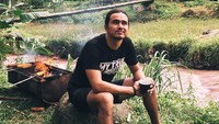 Aktor berusia 28 tahun ini memang memiliki darah dan jiwa petualang yang mengalir di dirinya sejak kecil. Lama tinggal di Bali, David jadi aktif mengikuti olahraga ekstrem, hingga berpetualang ke pelosok desa. Seperti posenya yang ngopi di tepi sungai. Foto: Instagram @david8js