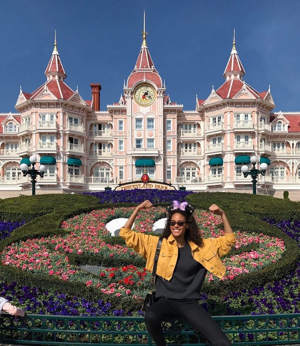 Disneyland Paris tentu jadi salah satu tujuan travelingnya (cindybruna/Instagram)