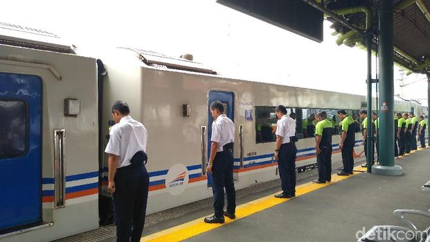 Pegawai PT KAI menunduk saat kereta berangkat / 