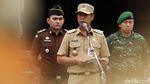Satpol PP Tertibkan Alat Peraga Kampanye di Jakbar