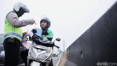 Priit! Ratusan Pemotor Bandel Ditilang di Flyover Pesing