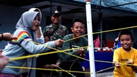 Anak-anak dari keluarga besar Pangkalan TNI AL Palu yang menjadi korban gempa bumi dan tsunami menjalani trauma healing. Istimewa/Puspen TNI.