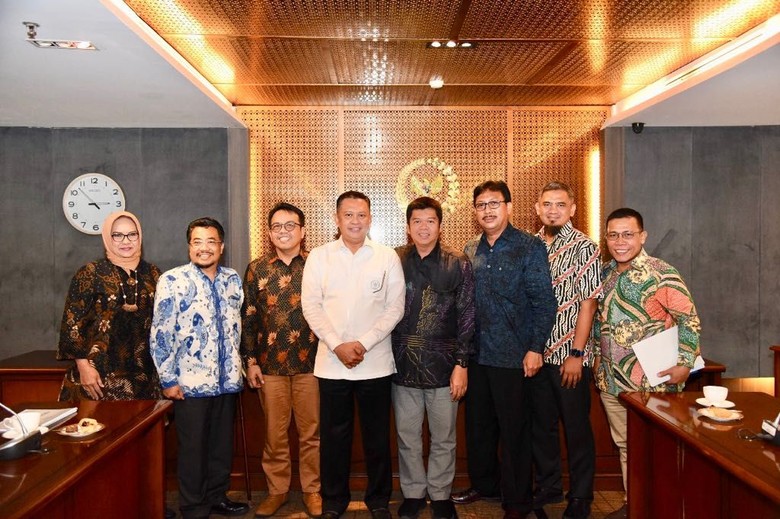 Bamsoet Ingin Organisasi Profesi Bisa Dinaungi Undang-undang Bamsoet Ingin Organisasi Profesi Bisa Dinaungi Undang-undang