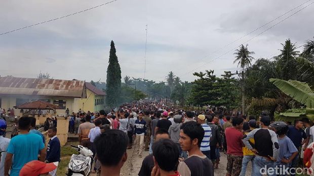 Geger Kantor Polsek Dibakar Massa karena Kasus Narkoba