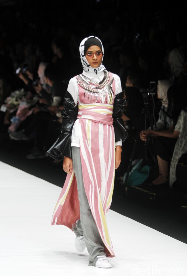 Desainer Dian Pelangi meluncurkan koleksi busana terbaru dengan tampilan sporty untuk para hijabers di Jakarta Fashion Week 2019, Senayan City, Jakarta, Sabtu [20/10/2018]. Foto: Mohammad Abduh/Wolipop