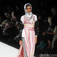 Desainer Dian Pelangi meluncurkan koleksi busana terbaru dengan tampilan sporty untuk para hijabers di Jakarta Fashion Week 2019, Senayan City, Jakarta, Sabtu [20/10/2018]. Foto: Mohammad Abduh/Wolipop
