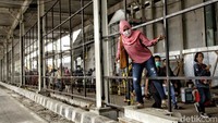 Seorang warga tampak menerobos celah fondasi di bagian bawah Skybridge Tanah Abang, Jakarta, Selasa (23/10/2018).