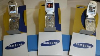 Di zaman dulu, Samsung banyak mengeluarkan ponsel layar lipat atau kerang semacam ini. Foto: Getty Images