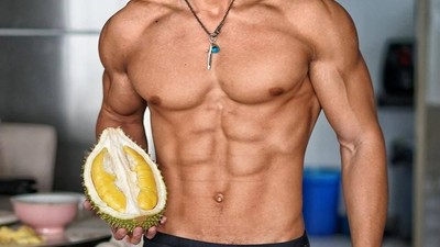 Ganteng dan Atletis, Pose Mantan Penjual Durian Saat Makan