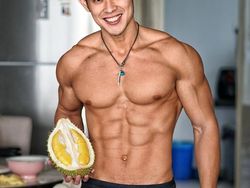 Ganteng dan Atletis, Pose Mantan Penjual Durian Saat Makan