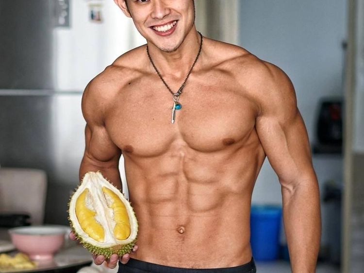 Ganteng dan Atletis, Pose Mantan Penjual Durian Saat Makan