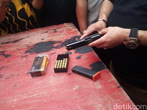 Polisi Uji Tembak Pistol Peluru Nyasar DPR di Mako Brimob Depok