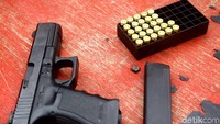 Barang bukti yang diamankan dalam kasus ini adalah satu pucuk senjata api jenis glock 17, 9×19 buatan Austria, warna hitam cokelat, 3 buah magazine berikut 3 kotak peluru ukuran 9×19.  Penampakan senpi glock 17 yang akan digunakan dalam uji tembak di Mako Brimob.