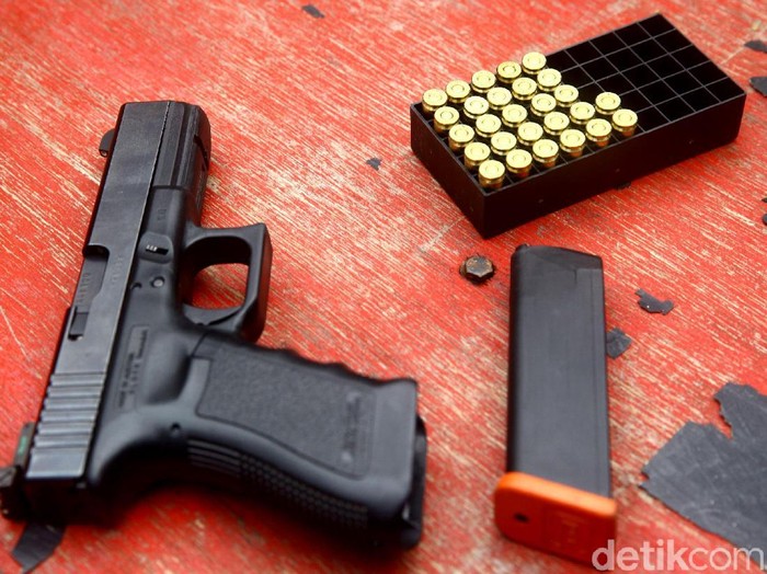 Pihak kepolisian melakukan uji tembak senpu glock 17 terkait insiden peluru nyasar ke gedung DPR. Uji tembak diselenggarakan di Lapangan Mako Brimob.