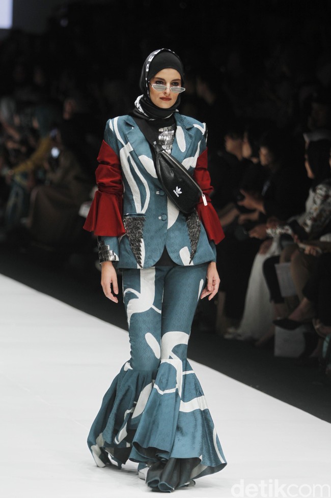 Desainer Dian Pelangi meluncurkan koleksi busana terbaru dengan tampilan sporty untuk para hijabers di Jakarta Fashion Week 2019, Senayan City, Jakarta, Sabtu [20/10/2018]. Foto: Mohammad Abduh/Wolipop