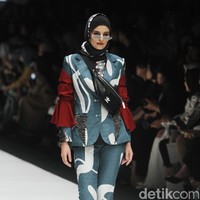 Desainer Dian Pelangi meluncurkan koleksi busana terbaru dengan tampilan sporty untuk para hijabers di Jakarta Fashion Week 2019, Senayan City, Jakarta, Sabtu [20/10/2018]. Foto: Mohammad Abduh/Wolipop