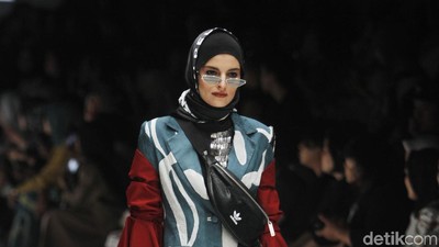 9 Busana Terbaru Dian Pelangi di JFW 2019: Saat Hijabers Tampil Sporty