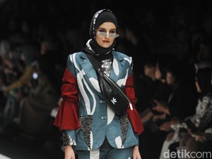 9 Busana Terbaru Dian Pelangi di JFW 2019: Saat Hijabers Tampil Sporty