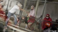 Aksi nekat itu dilakukan warga untuk memangkas waktu menuju tempat kendaraan umum.