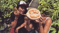 Bersama Nadine Chandrawinata, David terlihat antusias menyantap buah durian langsung dari cangkangnya. Foto: Instagram @david8js