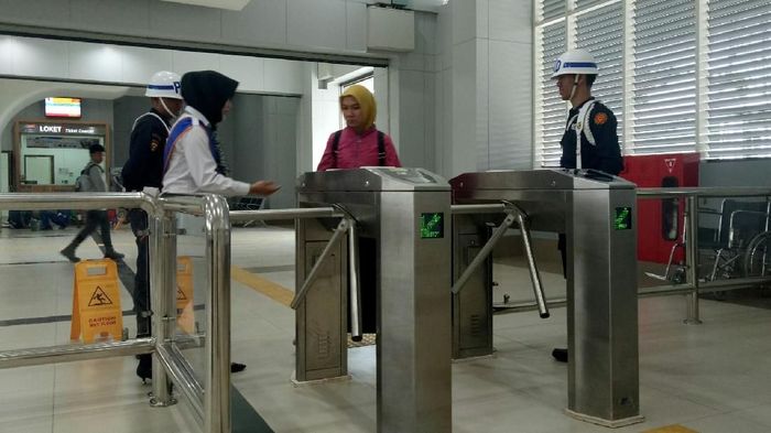 Tiket LRT Palembang wajib dibeli pakai kartu elektronik/Foto: Raja Adil Siregar/detikcom Tiket LRT Palembang wajib dibeli pakai kartu elektronik/Foto: Raja Adil Siregar/detikcom