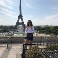 Bergaya di depan Menara Eifel saat liburan ke Paris, pedangdut yang terkenal dengan lagu Satu Jam itu terlihat membawa tas Hermes Constance seharga US$ 19.900 atau sekitar Rp 300 jutaan. Foto: Instagram @zaskia_gotix