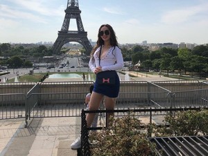 Intip Liburan Si Eneng Gotik ke Paris