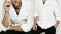Aktor 43 tahun ini ganteng banget ya saat pakai baju chef? Ia bermain dalam series Kitchen Confidential. Foto: Instagram bradleycooper_indo