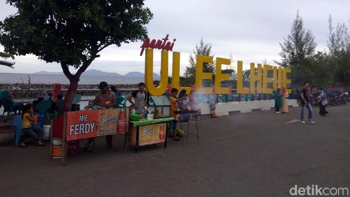 Sore di Pantai Ulee Lheue, Aceh