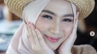 Melody Nurramdhani Laksani menikah pada 3 November nanti. Jelang pernikahannya, eks member JKT48 itu tampak semakin fresh dan menawan.  Foto: Dok. Instagram/melodylaksani92