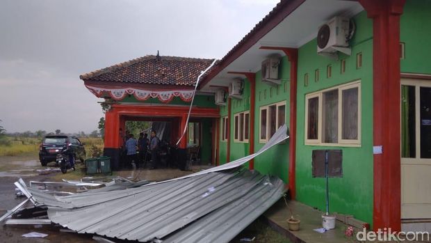 Angin Kencang Rusak Rumah Warga dan Sekolah di Brebes