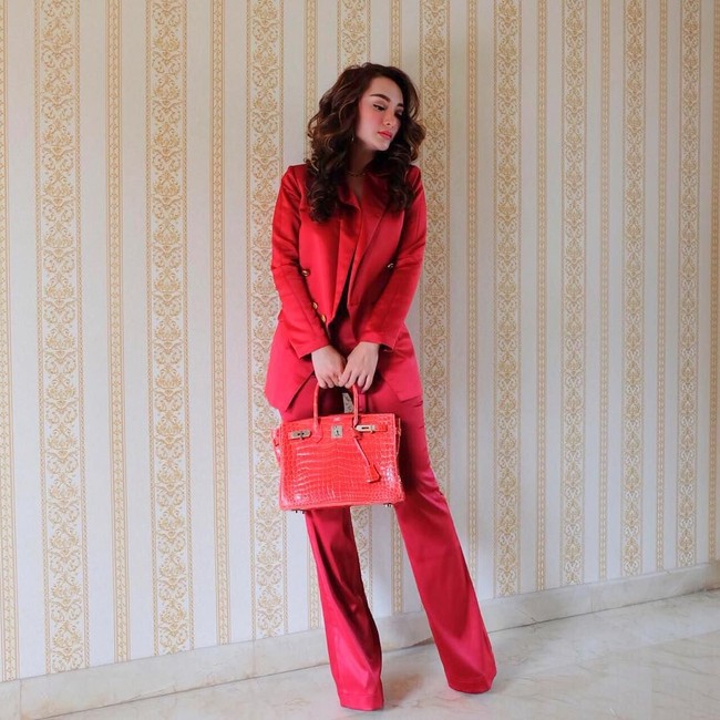Tampil serba mewah saat bergaya #ootd (Outfit of the day), Zaskia Gotik juga menenteng tas Hermes yang berwarna senada dengan busananya. Tas Hermes seri Birkin 30 Crocodile Rose Scheherazade GHW itu harganya diperkirakan mencapai US$ 89.000 atau sekitar Rp 1,4 miliar. Dok Instagram