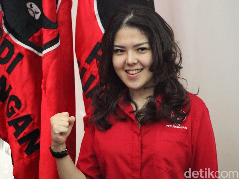 Spanduknya Dirobek Orang Jadi Kado Natal Tina Toon Spanduknya Dirobek Orang Jadi Kado Natal Tina Toon