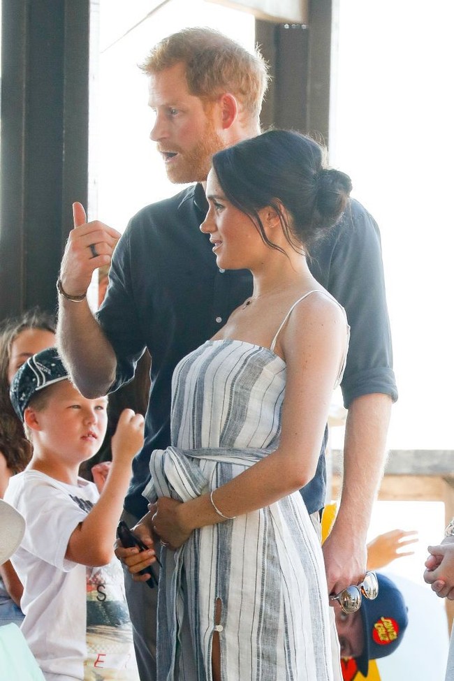 Meghan kerap kali memegang perutnya yang hamil dengan satu tangan, terkadang juga memakai kedua tangannya. Foto: Getty Images