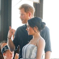 Meghan kerap kali memegang perutnya yang hamil dengan satu tangan, terkadang juga memakai kedua tangannya. Foto: Getty Images