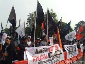 Bawa Bendera Tauhid, Massa Gema Pembebasan Beraksi di Depan Istana
