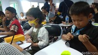 Bersama Cancer Buster Community (CBC) dan Yayasan Onkologi Anak Indonesia (YOAI), anak-anak diminta untuk menuliskan harapan masa depan dan kesembuhan mereka. Foto: Aisyah Kamaliah/detikHealth