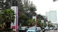 Sebelumnya, tiang-tiang pancang itu dibangun untuk proyek pembangunan monorail dengan rute Tanah Abang-Kuningan namun proyek pembangunan monorail itu mangkrak.