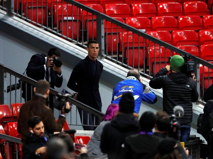 Halo Old Trafford, Ronaldo Pulang