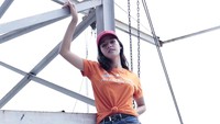 Susan tampak bergaya kasual dengan ripped jeans dan kaus, serta topi merah.