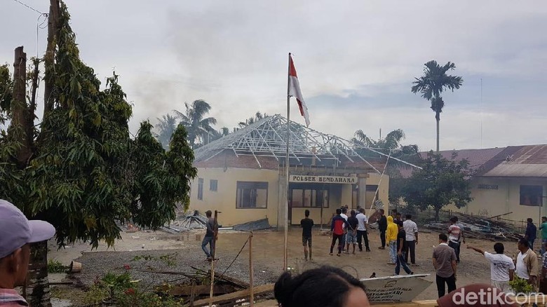 9 Orang Jadi Tersangka Pembakaran Mapolsek di Aceh 9 Orang Jadi Tersangka Pembakaran Mapolsek di Aceh
