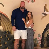 Sementara sang istri, Kelsey termasuk wanita mungil dengan tingginya hanya 155cm. Jarak keduanya mencapai 50 cm. Foto: @thorbjornsson, @kelc33.